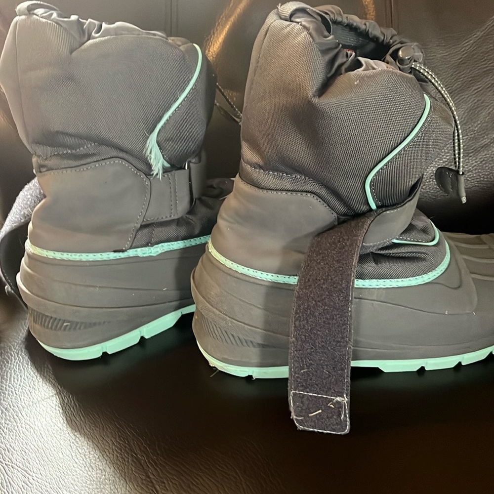 Girls Thermolite winter boots. GUC. Size 6. And pants Girls M